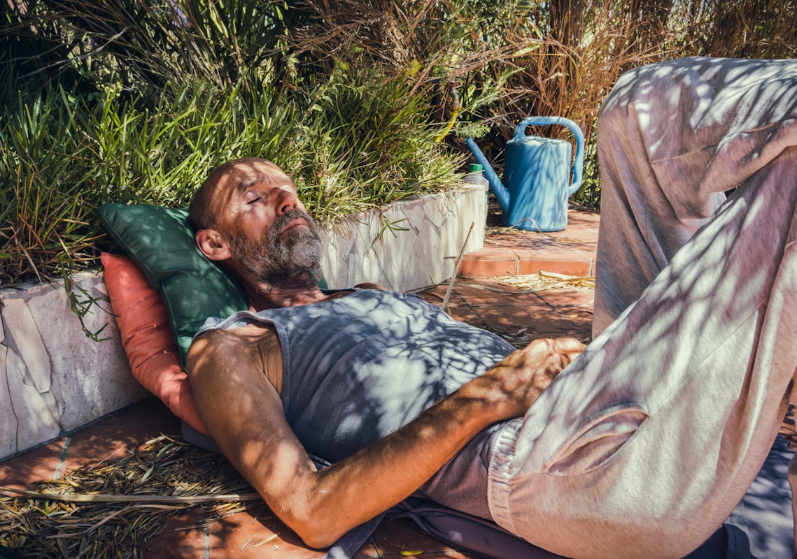 Uomo maturo che pratica meditazione e rilassamento